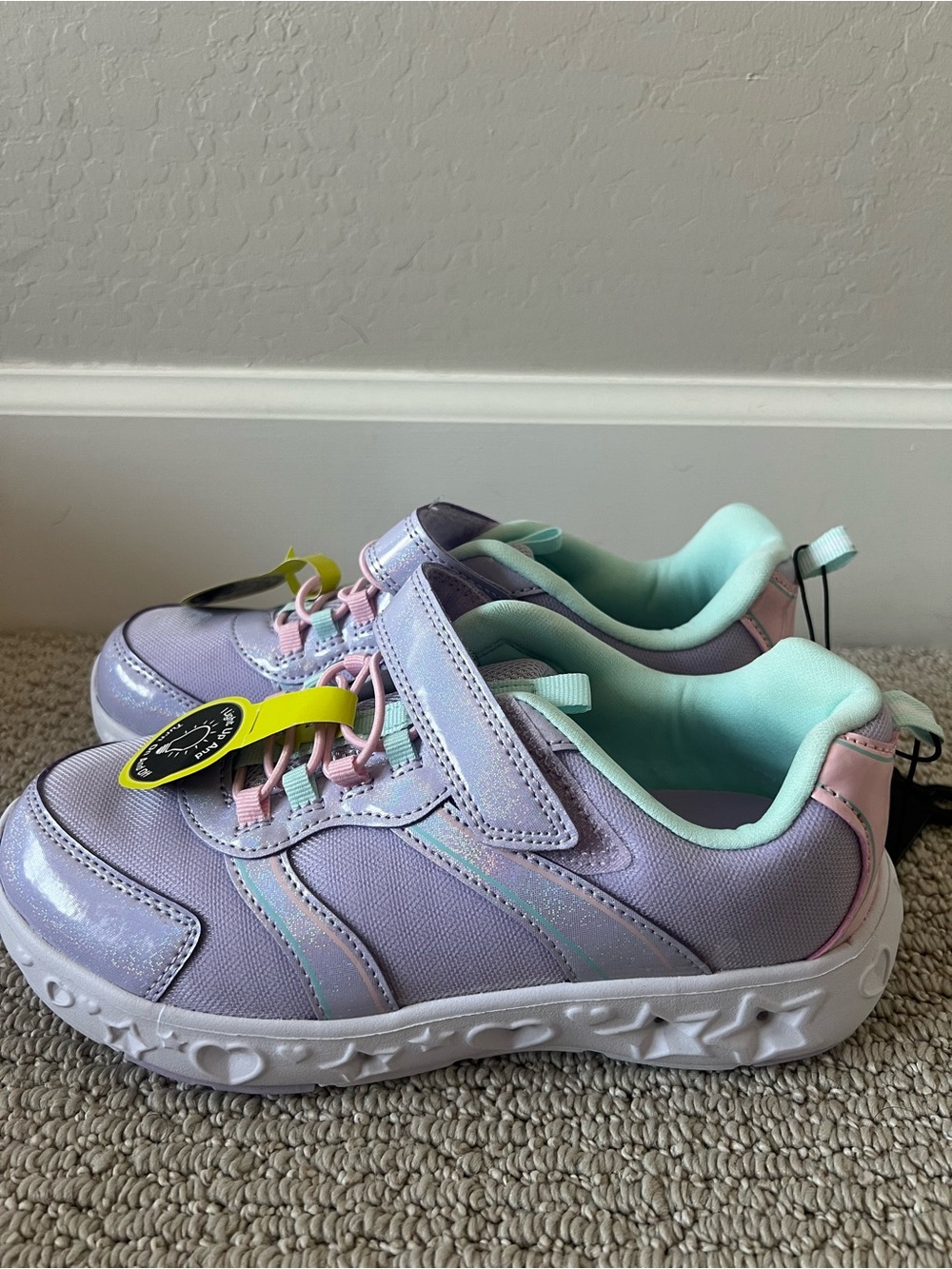 Athletic Works Little Girl & Big Girl Star Light Up Sneakers size4 NWT $15